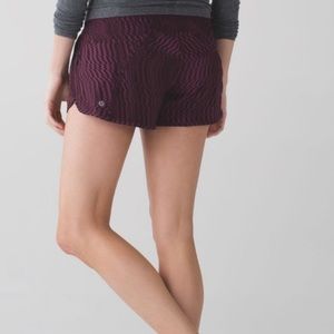 LULULEMON Tracker Short : Shifted Horizon Bordeaux
